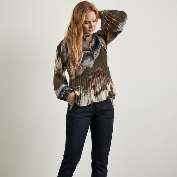 culture* Tops - Culture* Beautiful Pleated Blouse